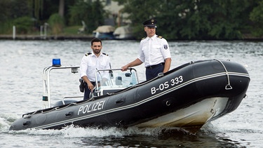 Wolf Malletzke (Christoph Grunert, rechts) und Fahri Celik (Hassan Akkouch, links) mit dem Polizeiboot auf dem Weg zur Ruderstrecke Grünau - die Olympionikin Dagmar Ehwald wurde tot im Wasser gefunden. | Bild: ARD/Daniela Incoronato