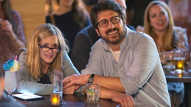 Emilys Eltern Beth (Holly Hunter, links) und Terry (Ray Romano) finden Kumails Auftritt sehr unterhaltsam. | Bild: ARD Degeto/© While you were comatose, LLC/Nicole Rivelli