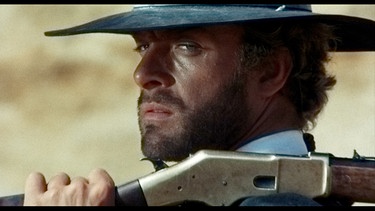 Sartana (Gianni Garko), ein in Schwarz gekleideter Mann mit Uhr und Musikbox, der ungesehen Verstecke und Deckungen nutzt. | Bild: BR/Movieman-Productions/Sandro Mancori