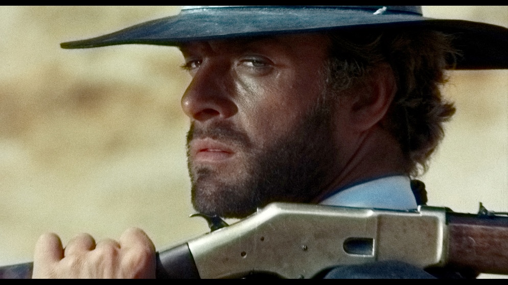 Sartana (Gianni Garko), ein in Schwarz gekleideter Mann mit Uhr und Musikbox, der ungesehen Verstecke und Deckungen nutzt. | Bild: BR/Movieman-Productions/Sandro Mancori