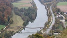 Die Holzbrücke über die Altmühl im Bereich der Gemeinde Essing ist unter anderem wegen ihrer geschwungenen Architektur bemerkenswert. Und auch wegen ihrer Länge: bis zum Jahr 2006 war sie mit ihren 193 Metern Gesamtlänge die längste Holzbrücke Europas. | Bild: BR