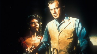 Als Anwalt stellt sich Jesse (Joseph Cotten) gegen seinen Vater und wird hierfür von der Ranch verwiesen. Bei seinem Abschied gesteht er Pearl (Jennifer Jones) seine Liebe. | Bild: BR/Walt Disney Company/Lee Garmes