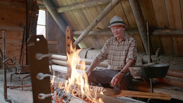 Gestalter Michael Weinmann ist mit der Kamera durch das herbstliche Mürzer Oberland gezogen und zeigt, wie die ansässigen Menschen hier mit dem Saisonwechsel umgehen. Im Bild: Johann Brandl in der Holzknechthütte. | Bild: ORF/Michael Weinmann