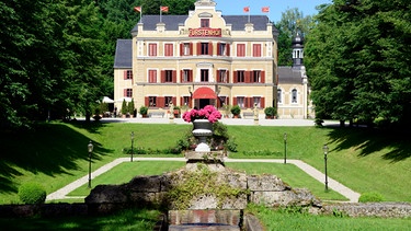 Der Fürstenhof, ein fiktives oberbayerisches Luxushotel, ist Schauplatz der erfolgreichsten Telenovela im deutschen Fernsehen. Bild: Der Fürstenhof im Sommer. | Bild: ARD/BR/Manfred Laemmerer