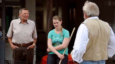 Alois sagt Martin deutlich die Meinung, was er von dessen Verhalten in Bezug auf Mikes Oldtimer-Kauf hält. Von links: Alois (Erich Hallhuber sen.), Yvonne Preissinger (Alexa Eilers) und Martin Kirchleitner (Hermann Giefer). | Bild: BR/Marco Orlando Pichler