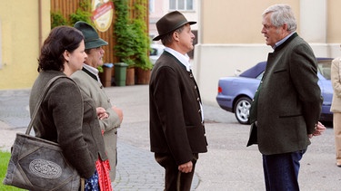 Schattenhofer erschrickt, als halb Lansing sich gegen ihn und seine Pläne stellt. Von links: Monika Vogl (Christine Reimer), Peter (Klaus Hager), Bürgermeister Schattenhofer (Werner Rom) und Joseph Brunner (Wilhelm Manske). | Bild: BR/Marco Orlando Pichler