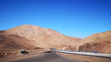 Iquique, Chile. Die Passagiere Inga und Yogi machen einen Roadtrip durch die Wüste. | Bild: BR/Bewegte Zeiten Filmproduktion GmbH/Carsten Frank