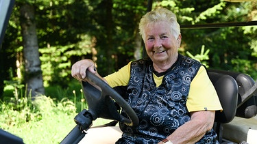 Maria unterwegs im Wald ihrer Christbäume. | Bild: BR/Tabea Hofmann