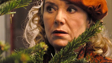 Nicht unbedingt in Weihnachtsstimmung: Die "obdachlose" Rita (Jutta Speidel). | Bild: AllMedia Pictures GmbH 2006/Reiner Bajo