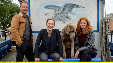 Drehstartfoto - von links: Hinnerk Schönemann (Rolle: Hauke Jacobs), Jana Klinge (Rolle: Hannah Wagner), Hund Holly und Marleen Lohse (Rolle: Jule Christiansen). | Bild: NDR/ARD Degeto/Sandra Hoever