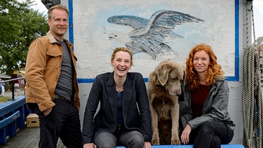 Drehstartfoto - von links: Hinnerk Schönemann (Rolle: Hauke Jacobs), Jana Klinge (Rolle: Hannah Wagner), Hund Holly und Marleen Lohse (Rolle: Jule Christiansen). | Bild: NDR/ARD Degeto/Sandra Hoever