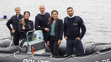 Das Team der Wapo Berlin (von links): Kriminaloberkommissarin-Anwärterin (Melina Borcherding), Kriminalhauptkommissarin Paula Sprenger (Sarina Radomski), Kriminalhauptkommissar Wolf Malletzke (Christoph Grunert), erste Kriminalhauptkommissarin Jasmin Sayed (Sesede Terziyan), Kriminaloberkommissar Fahri Selik (Hassan Akkouch). | Bild: ARD/Daniela Incoronato