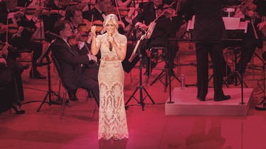 Im stimmungsvollen Festsaal der Wiener Hofburg präsentiert Helene Fischer ihre liebsten deutschen und internationalen Weihnachtslieder. | Bild: MDR/Universal Music GmbH/Sandra Ludewig