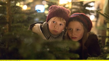 Im dänischen Viborg sucht Lucia (Ella Testa Kusk, rechts) den auserwählten Jungen Albert (Peter Sejer Winther) auf. Dessen größter Weihnachtswunsch ist, dass sein kranker Vater Lars wieder gesund wird. | Bild: MDR/DELUCA FILM/Martin Dam Krist