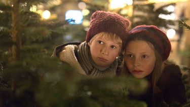 Im dänischen Viborg sucht Lucia (Ella Testa Kusk, rechts) den auserwählten Jungen Albert (Peter Sejer Winther) auf. Dessen größter Weihnachtswunsch ist, dass sein kranker Vater Lars wieder gesund wird. | Bild: MDR/DELUCA FILM/Martin Dam Krist