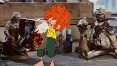 Meister Eder erklärt Pumuckl, dass man sich am Heiligen Abend beschenkt und das diese Geschenke ein Geheimnis sind, das mit Liebe vorbereitet wird. Das findet Pumuckl toll und er beschließt sich diesem Brauch anzuschließen. | Bild: BR/Infafilm GmbH/Original-Entwurf "Pumuckl"-Figur: Barbara von Johnson