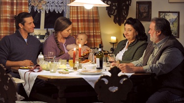 Julian und Sophia sitzen gemeinsam mit Lenz, Stadlbauer und Monika am Weihnachtstisch. Von links: Julian (Sandro Kirtzel), Sophia (Patricia Freund), Monika (Christine Reimer), Stadlbauer (Andreas Geiss). | Bild: BR/Marco Orlando Pichler