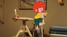 Pumuckl wartet ungeduldig auf Heiligabend und die Bescherung. | Bild: BR/Infafilm GmbH/Original-Entwurf "Pumuckl"-Figur: Barbara von Johnson