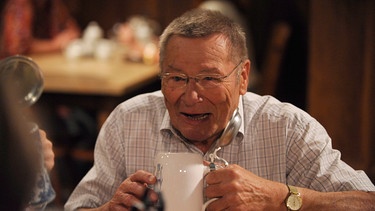 Alois (Erich Hallhuber sen.) möchte wie viele andere einen festen Platz für seinen Bierkrug im Brunnerwirt. | Bild: BR/Marco Orlando Pichler