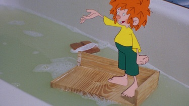 Als Pumuckl übermütig im Badezimmer herumturnt, beschließt er, dass Meister Eders Bad nicht mehr schön genug ist und daher ein neues installiert werden muss. | Bild: BR/Infafilm GmbH/Original-Entwurf "Pumuckl"-Figur: Barbara von Johnson