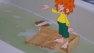 Als Pumuckl übermütig im Badezimmer herumturnt, beschließt er, dass Meister Eders Bad nicht mehr schön genug ist und daher ein neues installiert werden muss. | Bild: BR/Infafilm GmbH/Original-Entwurf "Pumuckl"-Figur: Barbara von Johnson