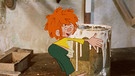 Der Pumuckl klebt am Leimtopf in der Werkstatt von Schreinermeister Eder. | Bild: BR/Infafilm GmbH/Original-Entwurf "Pumuckl"-Figur: Barbara von Johnson