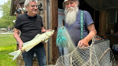 Simon Rauch (rechts) ist der "Prince of Wels", ein Urgestein der Fischer am Ammersee. | Bild: BR/megaherz gmbh/HP Fischer