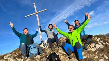 STATIONEN-Moderatorin Irene Esmann (hinten) beim Höhenangst-Training im Allgäu mit Trainer Stefan Volgmann (hinten) und den Teilnehmern Julia und Sven. | Bild: BR/Anna Kemmer