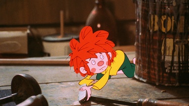 Der Pumuckl stiehlt das Taschenmesser von Meister Eder und vergräbt es, damit die Nachbarkinder beim Schatzsuchen fündig werden. | Bild: BR/Infafilm GmbH/Original-Entwurf "Pumuckl"-Figur: Barbara von Johnson