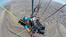 Iquique, Chile. Paragliding: Petra und Frank Fautz wollen heute zusammen paragliden. Einführung von Guide Christian und dann geht es los. Frank fliegt zuerst los. | Bild: BR/Bewegte Zeiten Filmproduktion GmbH/Fotos von GoPro (von Guide Christian gemacht)/GoPro