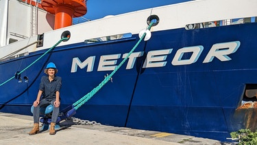 Presenterin Lena Ganschow vor dem deutschen Forschungsschiff Meteor im Hafen von Catania. | Bild: BR/Christina Gantner