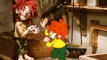 Meister Eder kommt auf die Idee, von Pumuckl ein Abbild zu machen und er schnitzt eine Holzpuppe. Doch der Pumuckl wird richtig eifersüchtig. | Bild: BR/Infafilm GmbH/Original-Entwurf "Pumuckl"-Figur: Barbara von Johnson