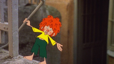 Pumuckl will dem Nachbarskind einen Schrecken einjagen. Meister Eder findet das gar nicht gut, deshalb sperrt er den Pumuckl in eine Kiste. Doch dann kommen Nachbarskinder mit einer Katze - und die jagt dem Pumuckl selbst einen ordentlichen Schrecken ein. | Bild: BR/Infafilm GmbH/Original-Entwurf "Pumuckl"-Figur: Barbara von Johnson