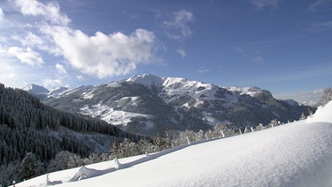 Es ist noch nicht so lange her, da war Kitzbühel ein weitgehend unbekannter Ort, eine überwiegend bergbäuerliche Gemeinde mit ihren landschaftlichen Reizen. Der Skisport, der Massentourismus und das Geld haben das Wesen dieses Ortes zutiefst verändert. Und doch gibt es noch jenes unbekannte Kitzbühel, das dem alten näher ist als dem neuen: bäuerliche Familienbetriebe, alpine Landwirtschaft, einfaches und bodenständiges Leben im Einklang mit dem Lauf der Natur. Im Bild: Berge über Kitzbühel. | Bild: BR/ORF/emb Media