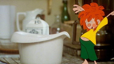 Pumuckl isst Schlagrahm. Danach macht er sich über eine Flasche Magenbitter her, damit ihm nicht schlecht wird. | Bild: BR/Infafilm GmbH/Original-Entwurf "Pumuckl"-Figur: Barbara von Johnson