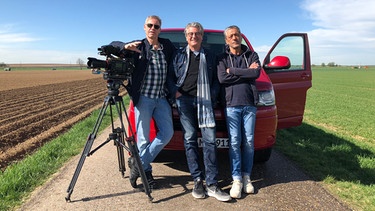 Franz Gernstl, der Reporter (Mitte), Hans Peter Fischer, der Kameramann (links), und Stefan Ravasz, der Tonmann (rechts), sind seit 1983 im VW-Bus unterwegs auf der Suche nach interessanten Typen, guten Geschichten und nach dem Sinn des Lebens. | Bild: BR/megaherz gmbh/HP Fischer