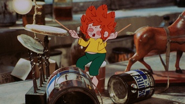 Der Pumuckl baut sich ein Schlagzeug aus Blechbüchsen und veranstaltet mit seinem Trommeln einen Höllenlärm. | Bild: BR/Infafilm GmbH/Original-Entwurf "Pumuckl"-Figur: Barbara von Johnson