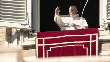 Papst Franziskus betet das Angelusgebet und spendet den Segen für ein gutes und glückliches neues Jahr. | Bild: BR/Johannes Moths