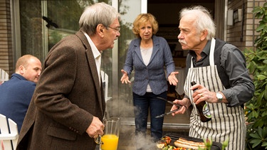 Grillabend: Günter (Wolfgang Winkler, links) und Edwin (Tilo Prückner, rechts) streiten, Heidrun (Verena Plangger, Mitte) geht dazwischen. | Bild: ARD/Michael Boehme