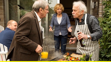 Grillabend: Günter (Wolfgang Winkler, links) und Edwin (Tilo Prückner, rechts) streiten, Heidrun (Verena Plangger, Mitte) geht dazwischen. | Bild: ARD/Michael Boehme