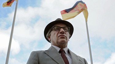 Erich Honecker (Jörg Schüttauf) will die Republik feiern. | Bild: ARD Degeto/Crazy Film/Nadja Klier