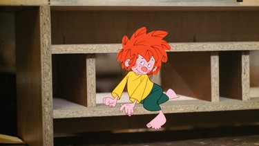 Steuerberater Schladerer hat bei Meister Eder eine Garderobenablage in Auftrag gegeben. Mit dem Endprodukt ist er jedoch nicht zufrieden. Immer neue Änderungswünsche meldet er an. Das "stinkt" Pumuckl. | Bild: BR/Infafilm GmbH/Original-Entwurf "Pumuckl"-Figur: Barbara von Johnson