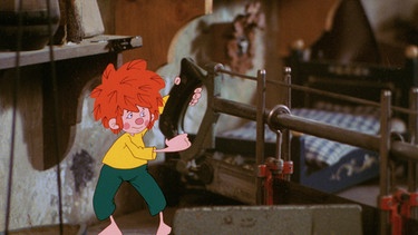 Pumuckl hat sich vorgenommen, einen Beruf zu erlernen. Nichts ist naheliegender, als Schreiner zu werden, und Meister Eder bringt dem Kobold zunächst bei, wie man Nägel einschlägt. | Bild: BR/Infafilm GmbH/Original-Entwurf "Pumuckl"-Figur: Barbara von Johnson