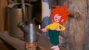 Ungehorsam muss bestraft werden. Pumuckl bedrängt Meister Eder, ihm Streichhölzer zum Spielen zu geben, denn das Feuer im Werkstattofen hat ihn fasziniert. Eder erklärt ihm, welche Folgen Unachtsamkeit im Umgang mit Streichhölzern haben kann. Als Eder zu einem Kunden gerufen wird, entdeckt Pumuckl in der Küche Zündhölzer. Ein verhängnisvoller Fund... | Bild: BR/Infafilm GmbH/Original-Entwurf "Pumuckl"-Figur: Barbara von Johnson