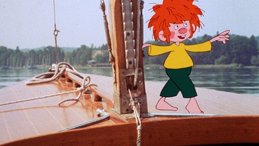 Der Pumuckl löst den Knoten am Segelboot und treibt ganz alleine auf den See hinaus. | Bild: BR/Infafilm GmbH/Original-Entwurf "Pumuckl"-Figur: Barbara von Johnson