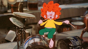 Der Pumuckl baut sich ein Schlagzeug aus Blechbüchsen und veranstaltet mit seinem Trommeln einen Höllenlärm. | Bild: BR/Infafilm GmbH/Original-Entwurf "Pumuckl"-Figur: Barbara von Johnson