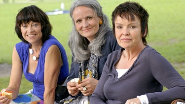 Eva (Katrin Sass, rechts) hat ihren besten Freundinnen Margret (Petra Fehrmann, Mitte) und Fanny (Hildegard Lena Kuhlenberg) von ihrer neuen Liebe erzählt. | Bild: ARD Degeto/Jacqueline Krause-Burberg