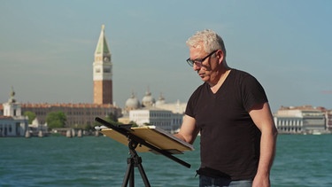 Nicola Tenderini beim Malen vor dem Motiv in Venedig. | Bild: BR