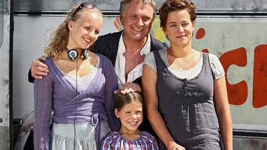 Felix (Bernhard Schir) präsentiert sich mit Frieda (Muriel Baumeister) und deren beiden Töchtern Lotte (Luise von Finckh, links) und Amy (Monique Schröder) als harmonische Familie – alles nur Fake? | Bild: ARD Degeto/SWR/Johannes Krieg