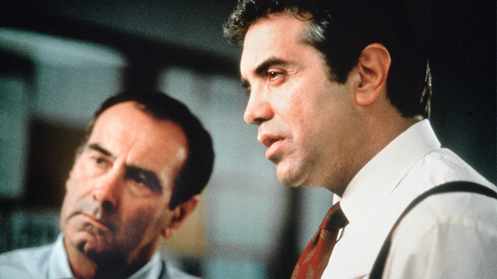 Der erfahrene Special Agent David Kujan (Chazz Palminteri, rechts) und Sergeant Rabin (Dan Hedaya) verhören einen Kleinkriminellen, doch dabei machen sie eine unheimliche Entdeckung. | Bild: ARD Degeto